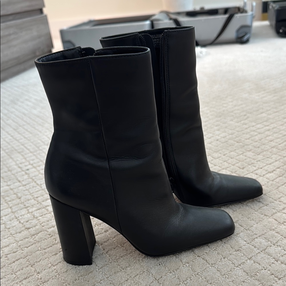 Steve Madden Black Heeled Boots Sleek Design